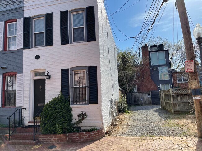 Building Photo - 911 Hughes Mews NW