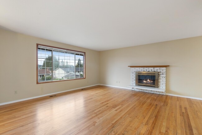 Building Photo - Spacious 5-Bed Home on XL Private Lot!