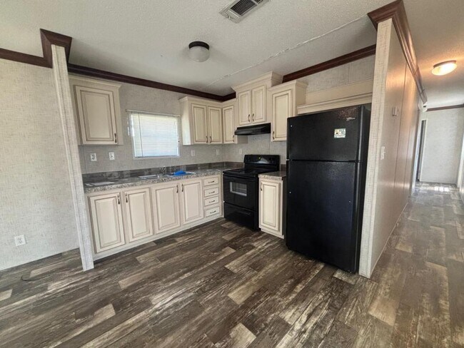 Building Photo - 335 SE Balboa Dr