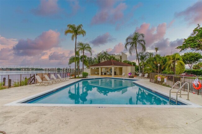 Building Photo - 115 Lake Emerald Dr