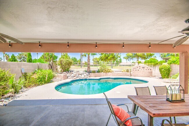 Building Photo - 4bd, 3ba on Arrowhead Golf Course!