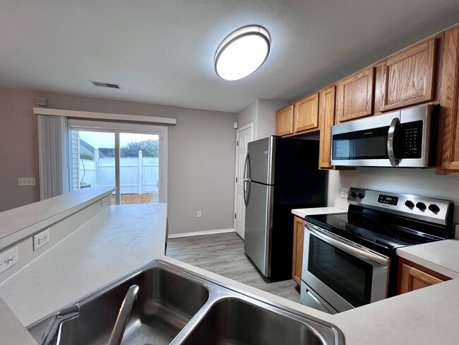 Building Photo - 2 bedroom 2.5 bath Townhome in Godley Park