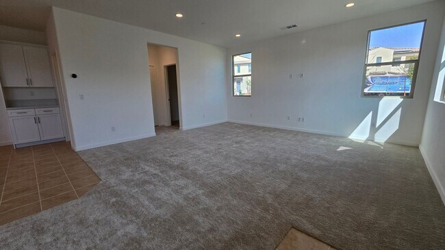 Building Photo - 3 Bedroom 2.5 bath townhouse new community in Ontario