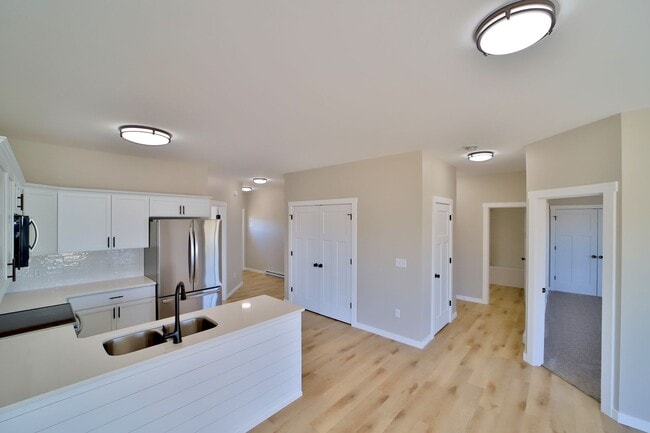 Building Photo - 750 Palomino Ave W