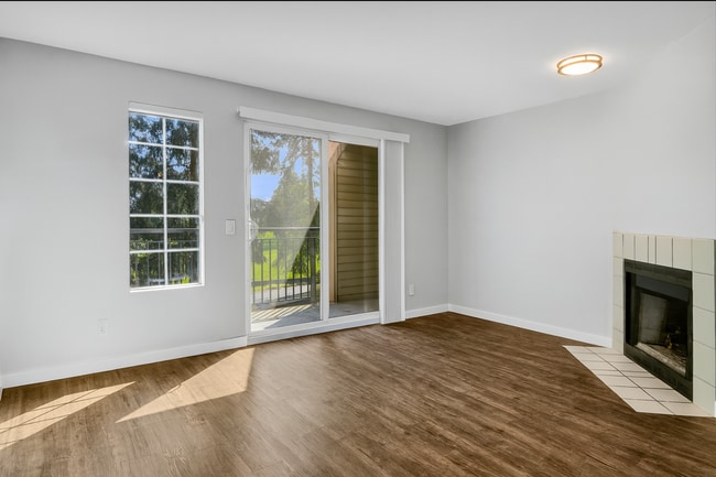 Building Photo - Beautiful 2 bed, 1.5 bath Townhome located in Edmonds $2395/mo.