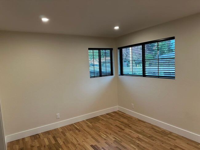 Building Photo - Luxury 2 bedroom 1 bath duplex in a great ...