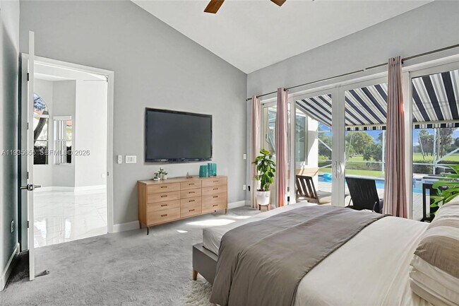 Building Photo - 652 W Palm Aire Dr