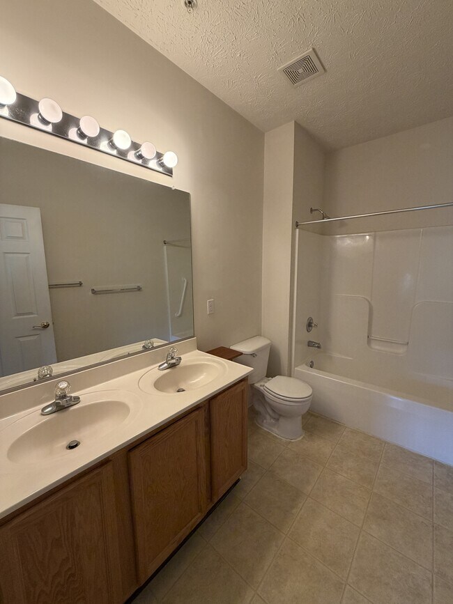 Building Photo - 9008 Executive Club Dr