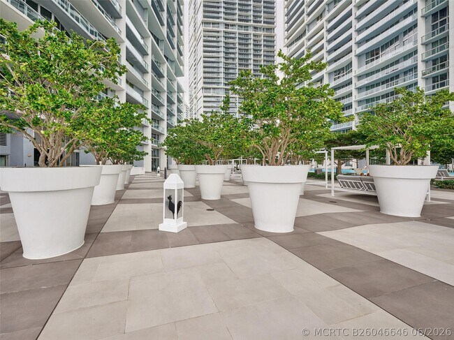 Building Photo - 495 Brickell Ave