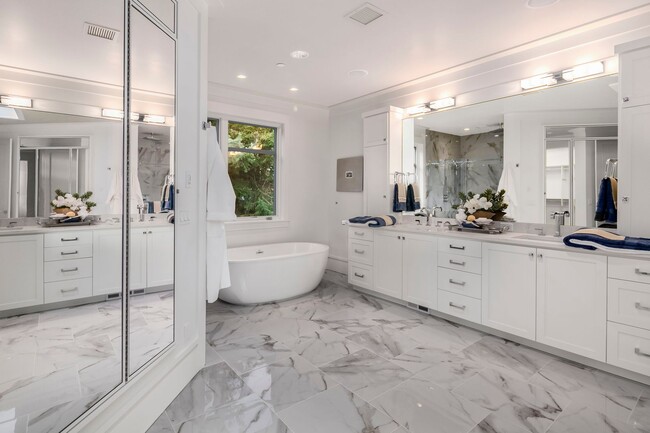 Building Photo - 6Bd/6.5Ba Clyde Hill House