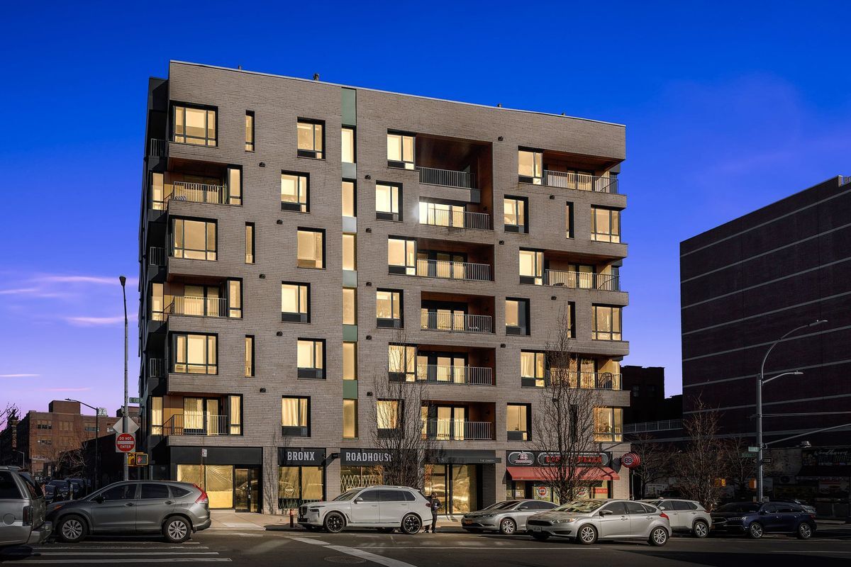 Building Photo - 225 E 138th St