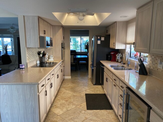 Building Photo - 45+ Active Adult Resort Community Updated Golf Course Property Available APRIL 2026 through Decem...