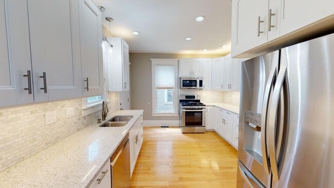 Building Photo - 1348 Summit St