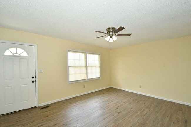Building Photo - Country ranch 3 bedroom