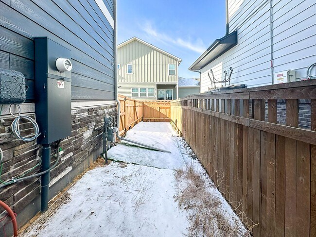 Building Photo - Painted Prairie 3bd 2.5ba paired house by DIA!