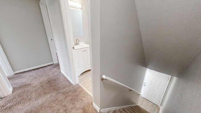 Building Photo - 3 Bedroom/1 bathroom renovated townhouse.