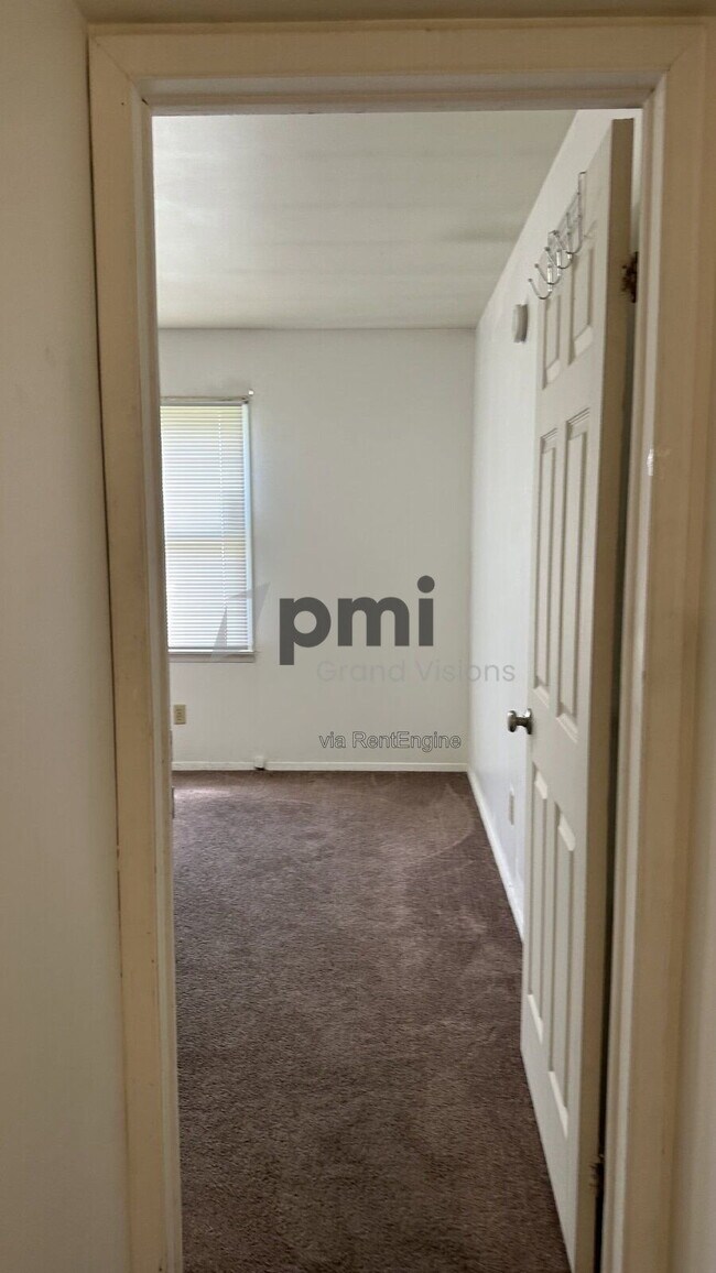 Building Photo - 1616 University Dr