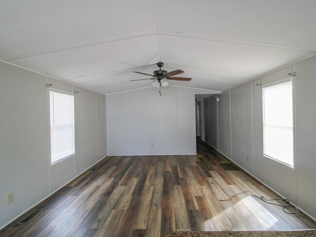 Building Photo - Move-In Ready & Lawn Care Included!