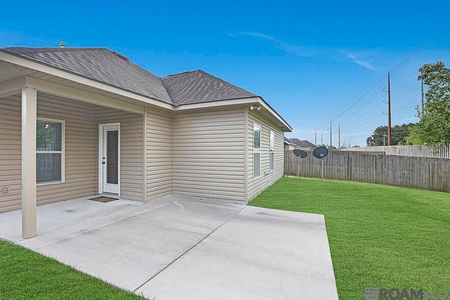 Building Photo - 18317 Sunset Park Dr