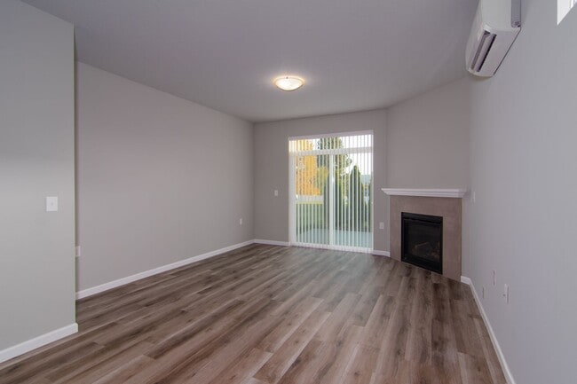 Building Photo - 2 Bed 2 Bath Single level home in Gated pr...