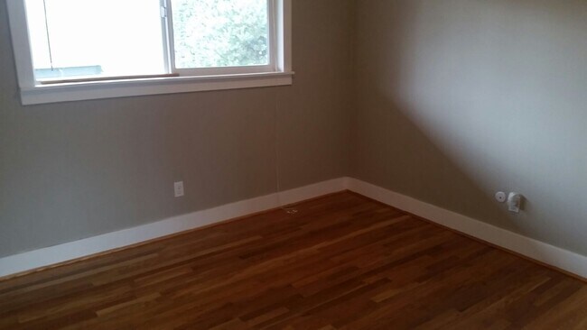 Building Photo - Upper corner unit 1 bed on Belmont, granite, hardwoods, off street parking!