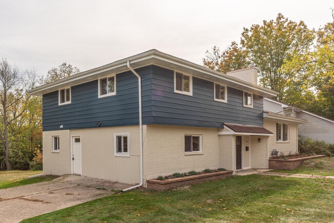 Building Photo - 1520 Traver Rd