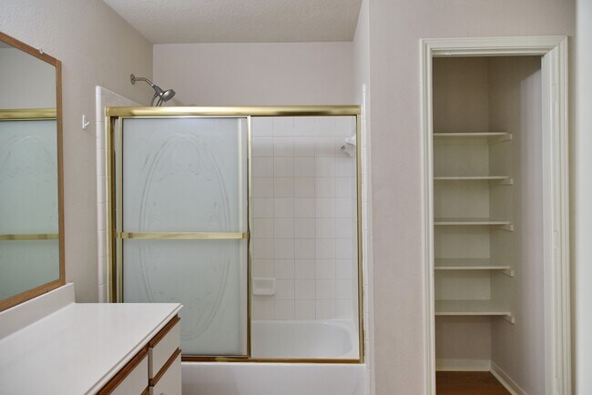 Building Photo - 1106 Mossy Branch St