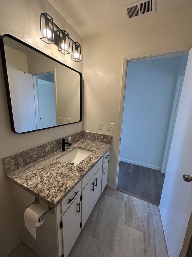 Building Photo - 1110 W Chestnut St