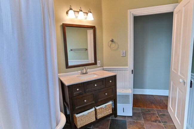 Building Photo - Charming 3 Bedroom on Verbeke St w Off Str...