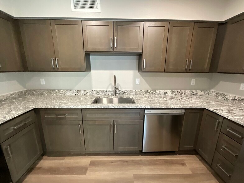 Building Photo - View 21 Apartments