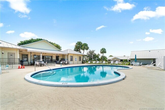 Building Photo - 7711 SE Sugar Sand Cir