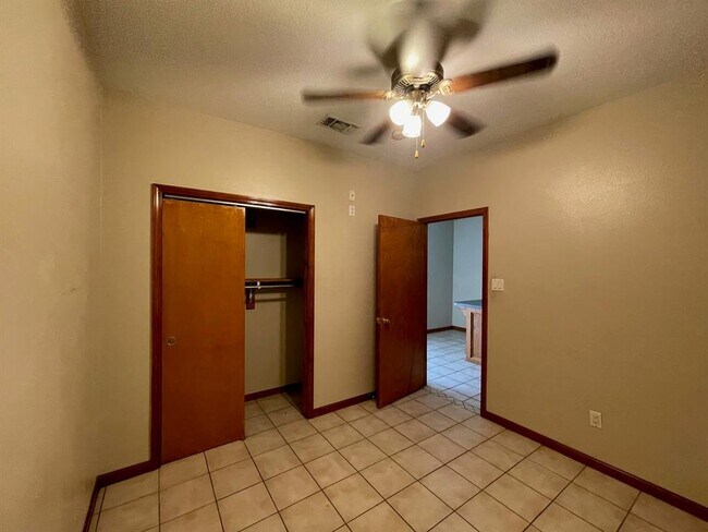 Building Photo - 37551 Meadowview Dr