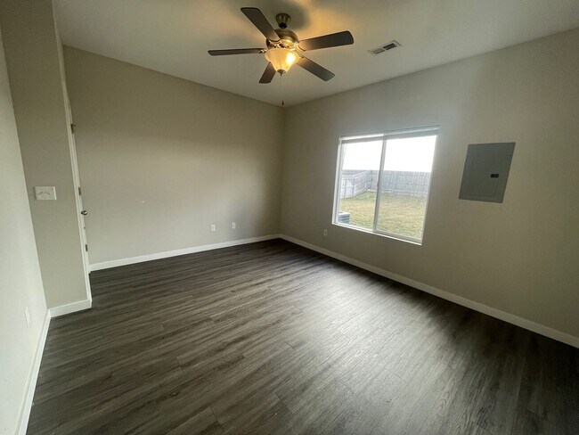 Building Photo - 13544/46 Haskell