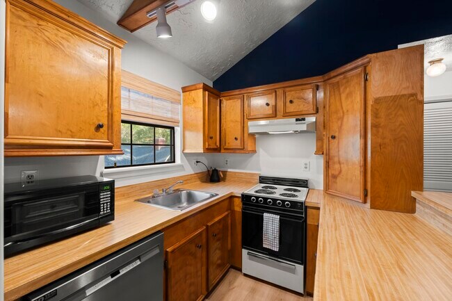 Building Photo - 8623 Miller Rd