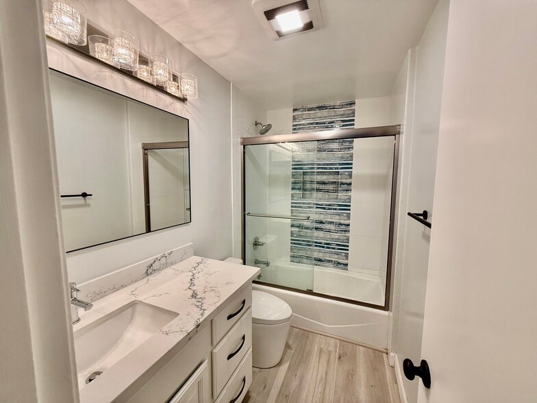 Main Bathroom - 72 The Strand