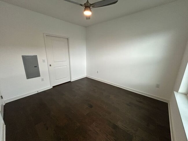 Building Photo - Beautiful 1-Bedroom Townhouse with Modern ...
