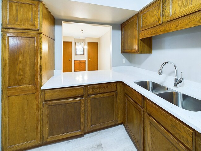 Building Photo - Maple Grove 3BR Townhome, Fully Remodeled