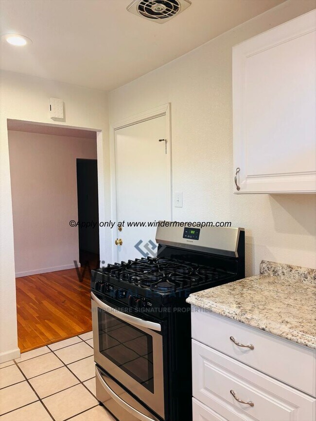 Building Photo - 2 bed/1 bath duplex in prime location! Wat...