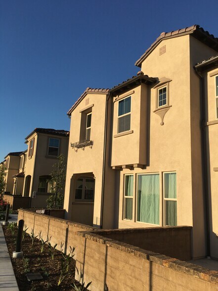 Building Photo - 32 Finch