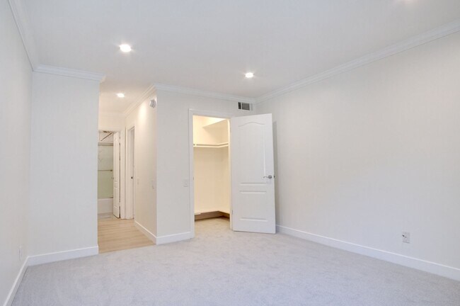 Building Photo - 5460 White Oak Ave