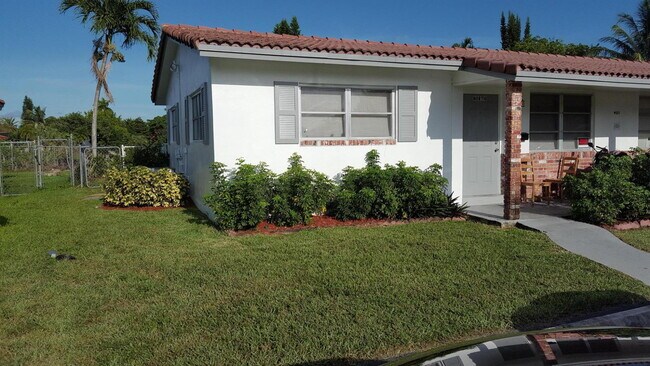 Building Photo - 4011 Woodside Dr