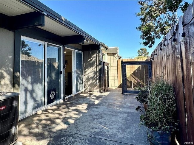 Building Photo - Fully furnished mid-century modern oasis located less than a mile