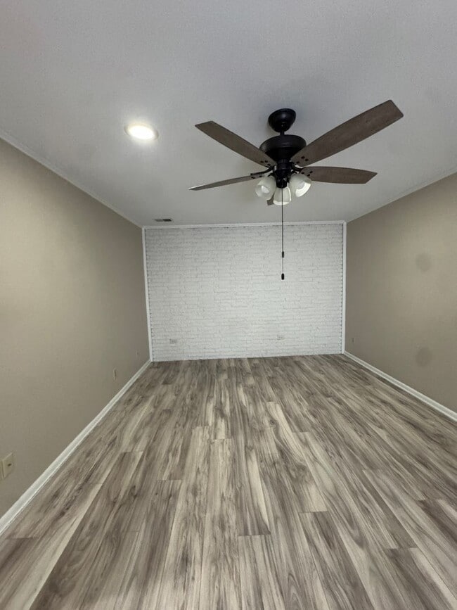 Building Photo - Incredible 4 Bed / 2 Bath updated Home, Available Now!