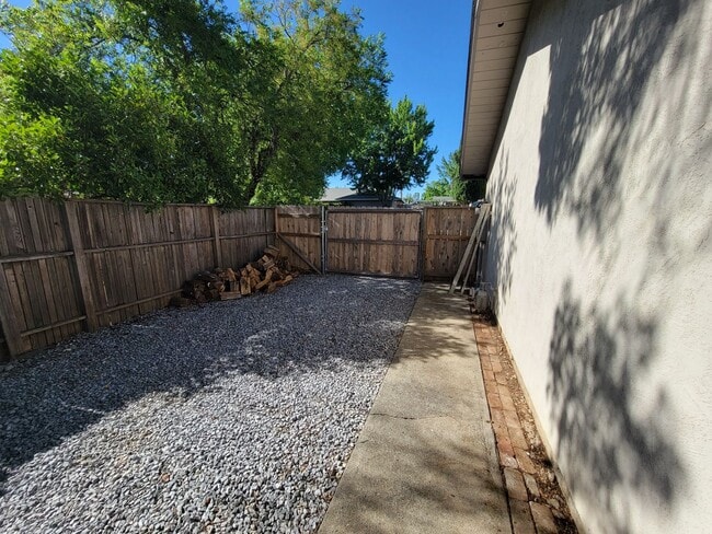 Building Photo - 3 Bedroom House across the street from Mar...