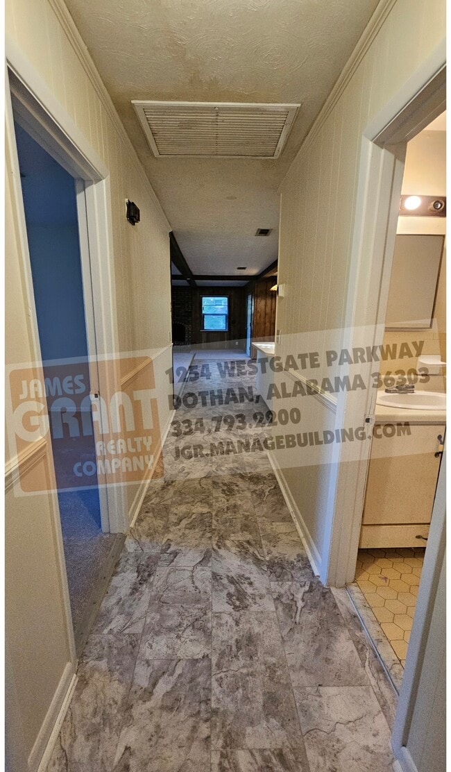 Building Photo - 306 Mustang Dr