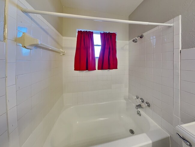 Building Photo - 1215 Lake Highland Dr