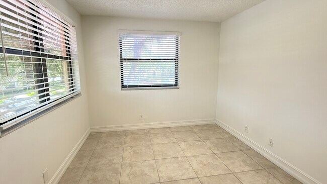 Building Photo - 501 Racquet Club Rd