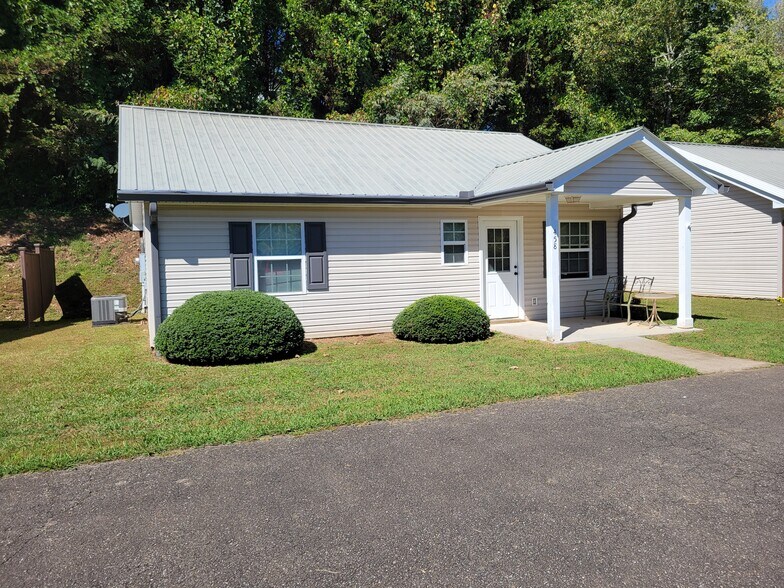 Building Photo - 458 Austin St