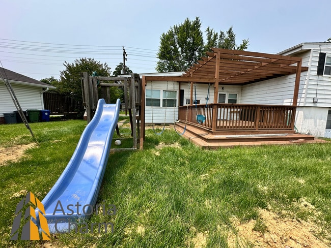 Building Photo - Spacious 4 Bedroom + Den Home with Private...