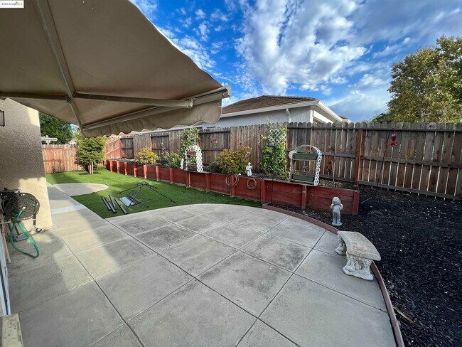 Building Photo - 1511 Coventry Dr